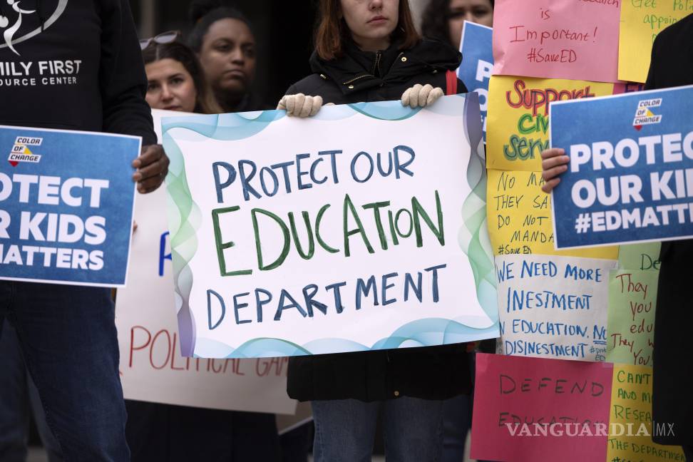 $!Manifestantes se congregan durante una protesta frente a la sede del Departamento de Educación en Washington.