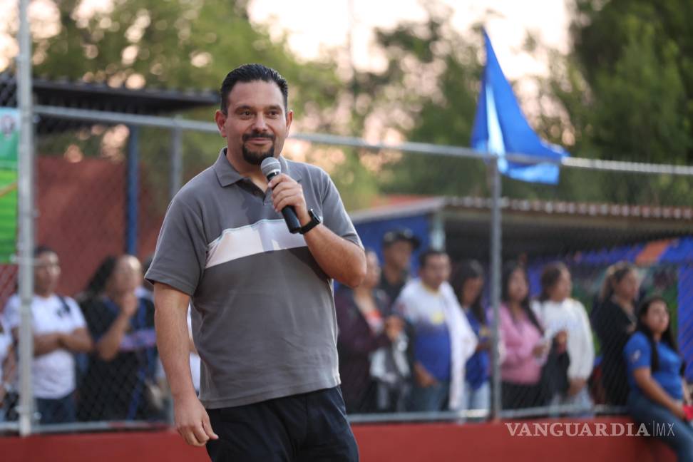 $!Antonio de Peña lanzó la primera bola del evento y Alondra Pérez la bateó para dar inicio oficial al torneo.