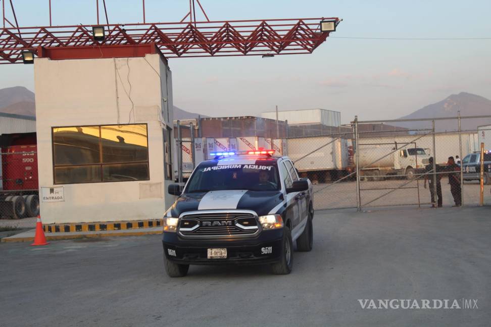 Descuido provoca incendio en caja de tráiler en Arteaga (VIDEO)