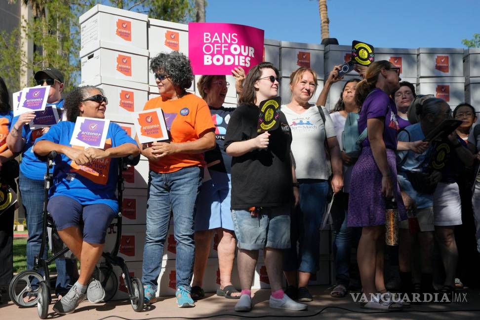 $!Partidarios del derecho al aborto en Arizona entregan más de 800,000 firmas de petición al capitolio para incluir el derecho al aborto en la boleta electoral.