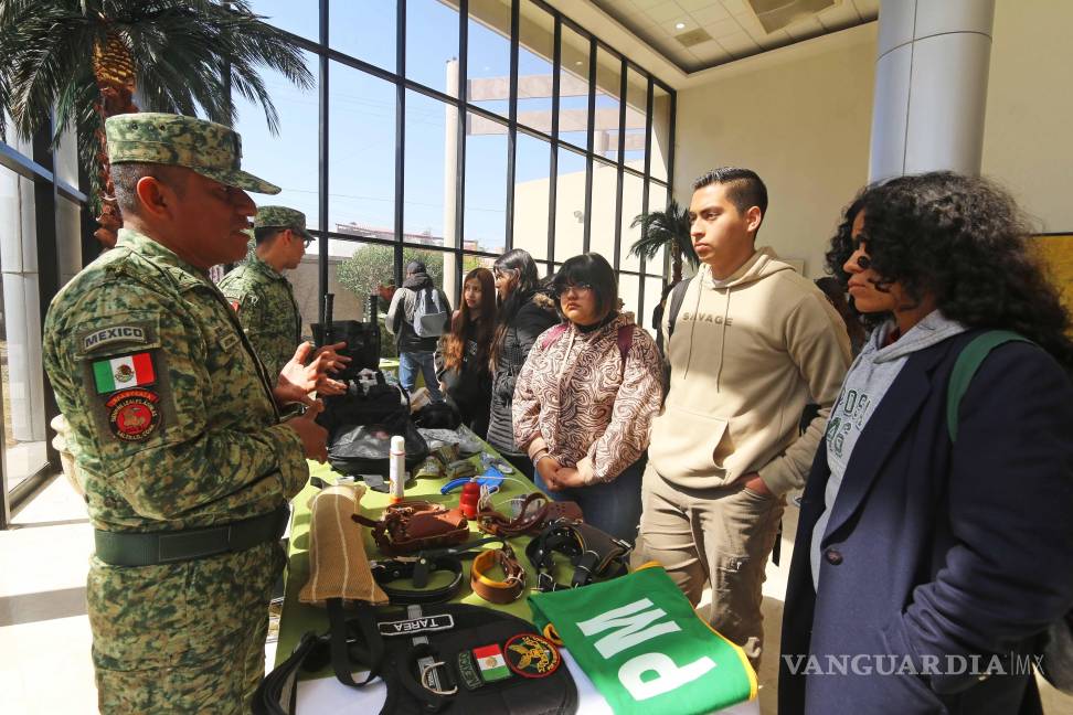 $!El Ejército montó exhibiciones de equipos de comunicación, uniformes, herramientas para atención de desastres naturales y material de sanidad.