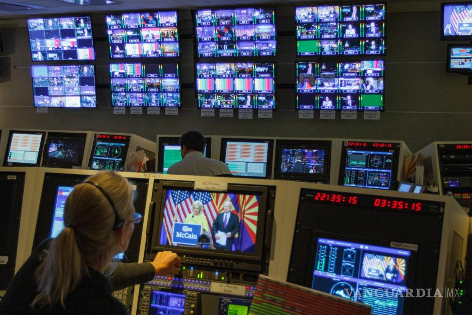 $!Personal de The Associated Press Television Networkde The Associated Press en Washington, el 8 de noviembre de 2016, esperan los resultados de las elecciones.