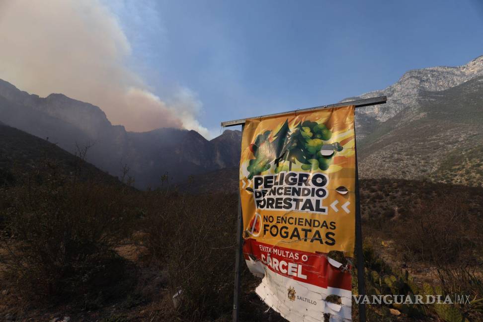 $!Saltillo, Coahuila 19 de mayo de 2022. Continúa el fuerte incendio en el cañón de San Lorenzo, en la Sierra de Zapaliname.