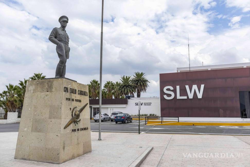 $!Estatua de Emilio Carranza ubicada en el Aeropuerto Plan de Guadalupe.