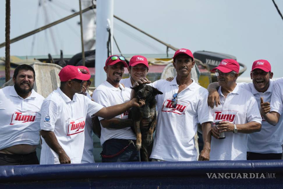 $!La tripulación del atunero mexicano María Delia posa para las fotos con Bella, la perra del australiano Timothy Lyndsay Shaddock.