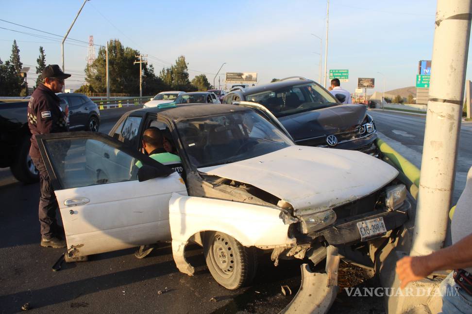 Choque deja una persona herida; por voltear a ver dicho accidente, otros dos automovilistas se impactan en carril contrario, en Saltillo