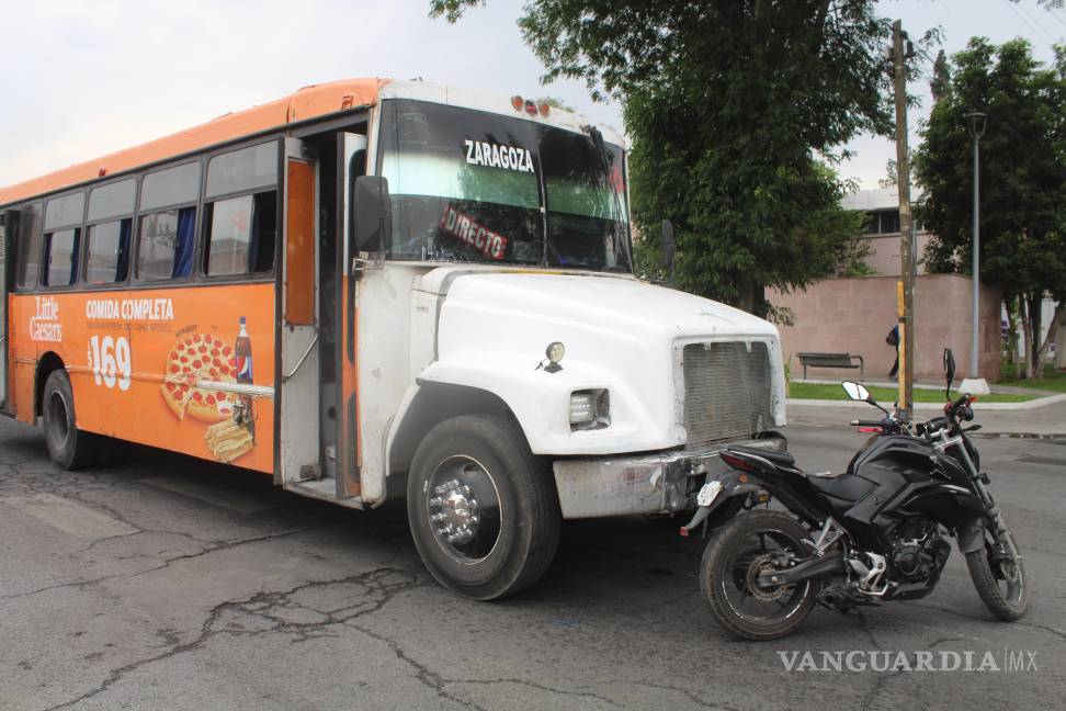 Motociclista de 17 años es embestido por camión urbano en la zona centro de Saltillo