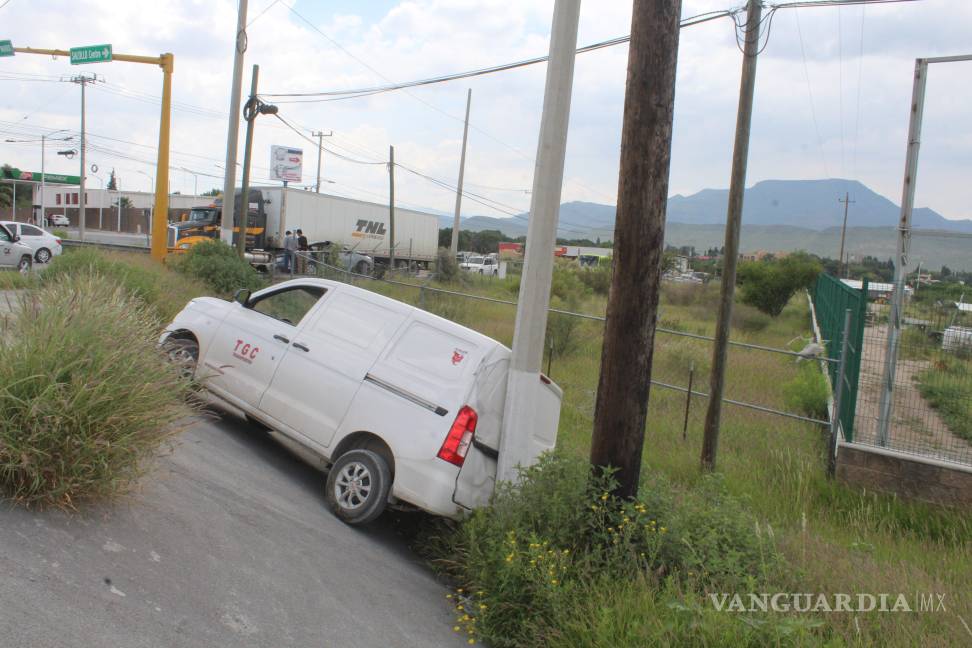 Choque con volcadura deja cuantiosos daños en cruce de bulevares en Saltillo