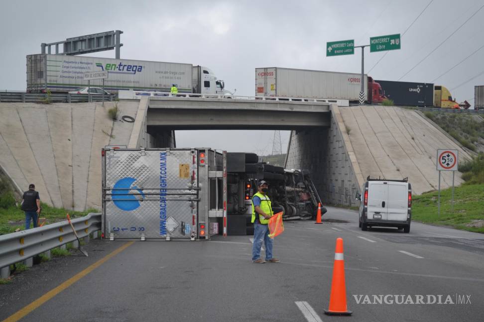 Vuelca tráiler y desquicia tráfico en la Saltillo-Monterrey