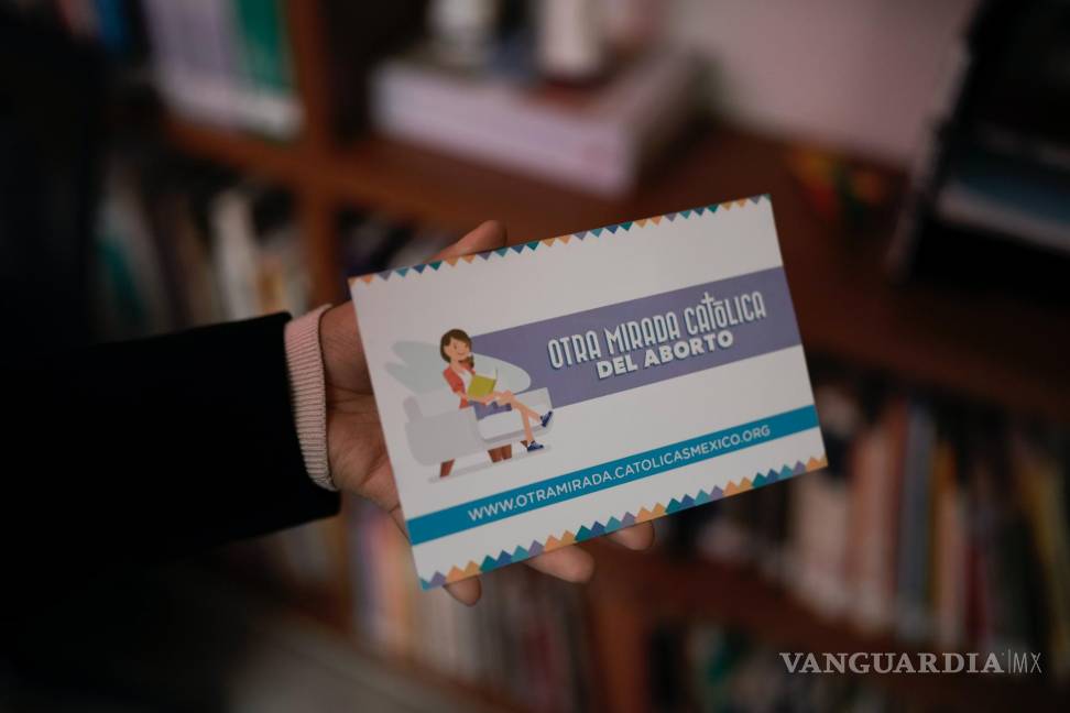 $!Una activista sostiene un panfleto donde se defiende el aborto en las oficinas de Católicas Por el Derecho a Decidir, en Ciudad de México.