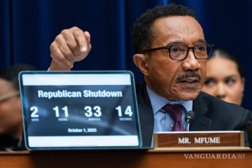 $!El representante Kweisi Mfume, demócrata por Maryland, señala un reloj de cuenta atrás con el tiempo que queda antes del cierre del gobierno.