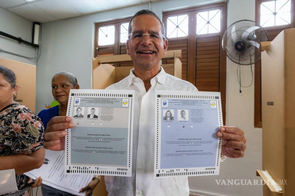 $!El gobernador Pedro Pierluisi sostiene sus boletas durante las primarias en San Juan, Puerto Rico.