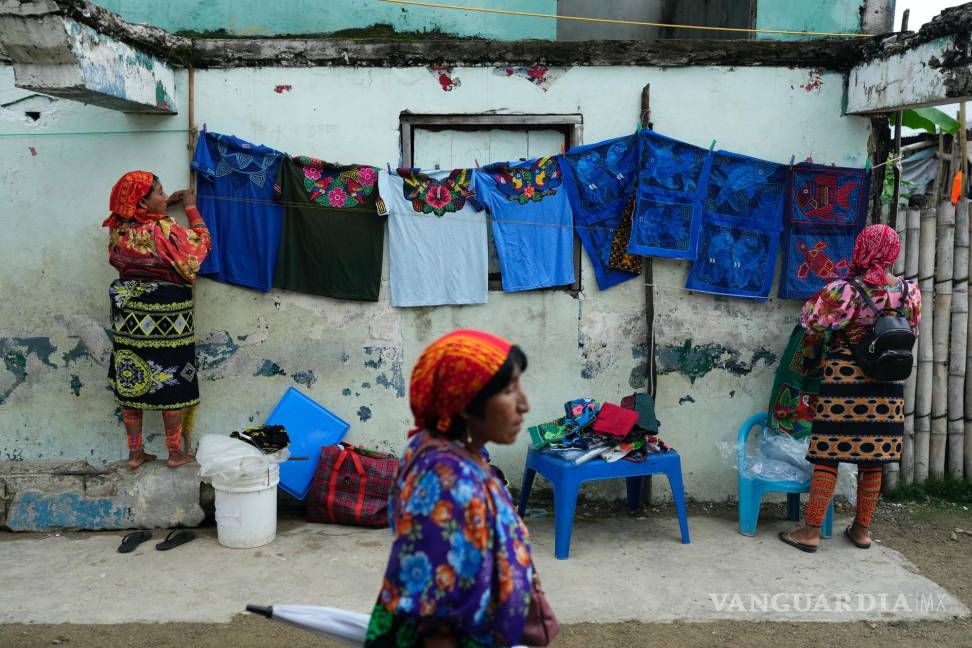 $!Mujeres exhiben vestidos tradicionales para la venta a turistas en la isla Gardí Sugdub, parte del archipiélago de San Blas frente a la costa caribeña de Panamá.