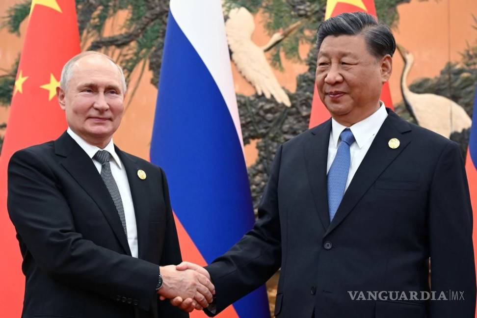 $!Xi Jinping, presidente de China da la mano a Vladímir Putin durante la visita del al mandatario ruso al gigante asiático.