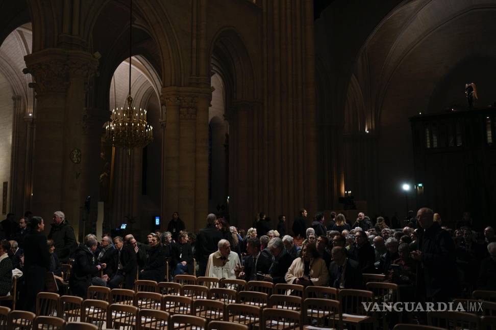 $!Los invitados llegan a la catedral de Notre Dame; la emblemática catedral reabre formalmente sus puertas por primera vez desde que un devastador incendio.