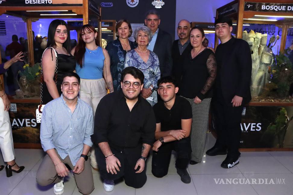 $!La homenajeada, acompañada por sus familiares en el lobby del teatro Eulalio Gutiérrez de Ramos Arizpe.