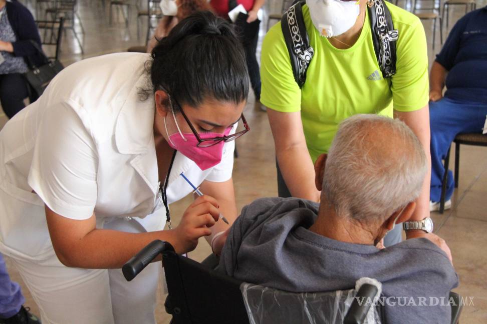 $!Primera jornada de vacunación antiCOVID con contratiempos en Saltillo; bajo desorganización empiezan a vacunar