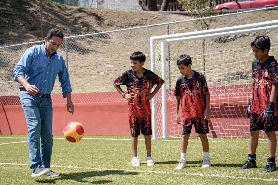 $!La cancha de fútbol en Benito Juárez fue rehabilitada con pasto sintético donado por Promotora Deportiva.