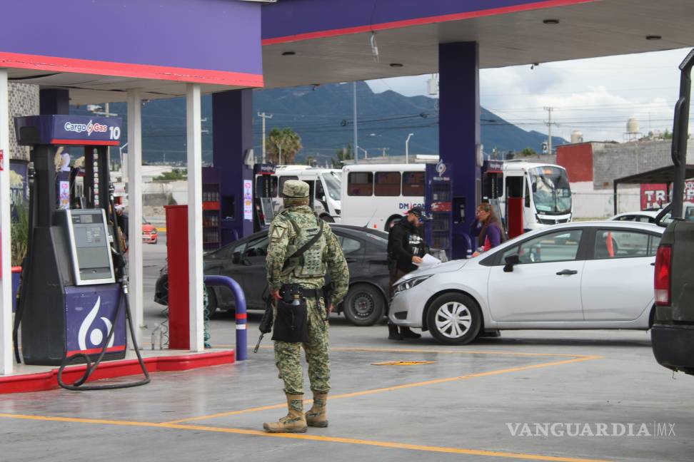 Realizan cateos simultáneos en tres gasolineras de Saltillo