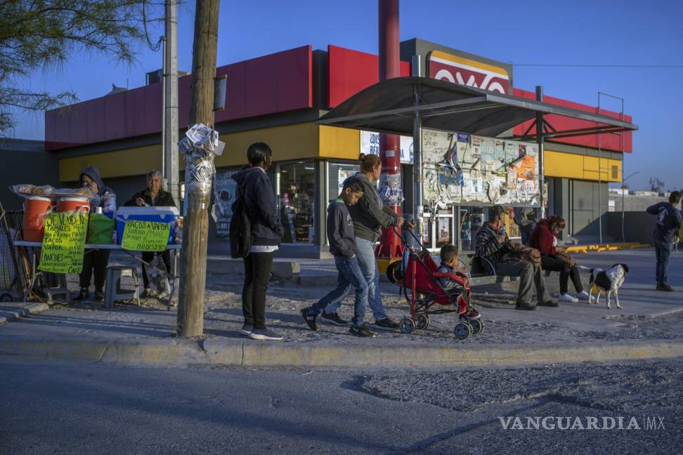 $!Los viajeros esperan el transporte público fuera de una tienda cerca de Monterrey, México.
