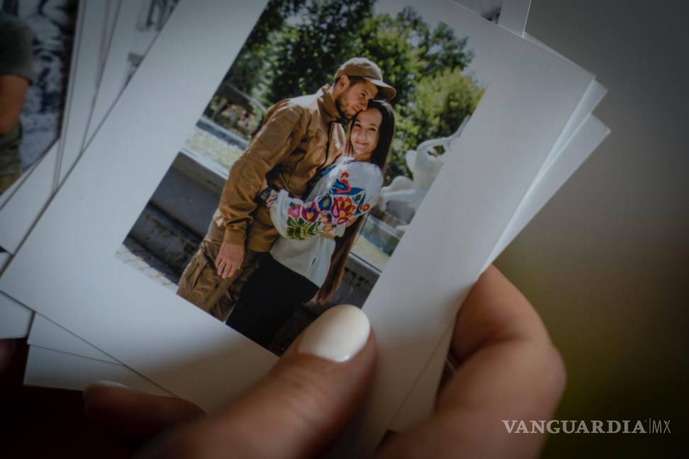 $!Iryna Farion sostiene una foto que la muestra con su esposo Oleksandr Alimov, quien murió en una batalla con las tropas rusas.