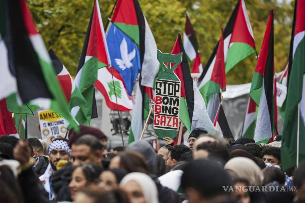 $!Varias personas protestan en apoyo a los palestinos en Berlín, Alemania, el sábado 5 de octubre de 2024, previo al primer aniversario del atentado de Hamás en el sur de Israel el 7 de octubre.| Foto: AP