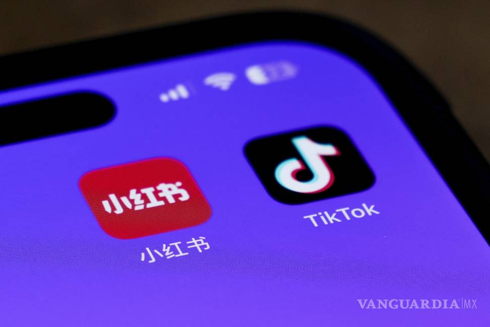 $!Los iconos de las aplicaciones para teléfonos inteligentes Xiaohongshu y TikTok se muestran en la pantalla de un teléfono en Beijing.