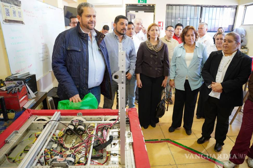 $!Durante el evento, recorrió los talleres del plantel y elogió los logros de los estudiantes en áreas como robótica e ingeniería.