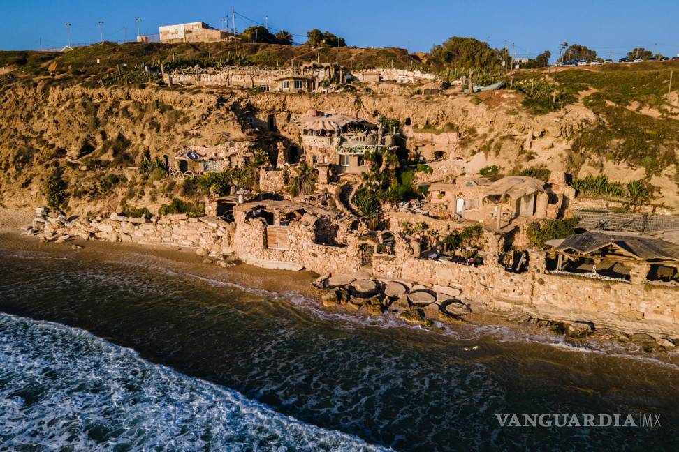 $!El hogar de Nissim Kahlon, tallado en unos acantilados de arenisca frente al mar Mediterráneo en Herzliya, Israel.
