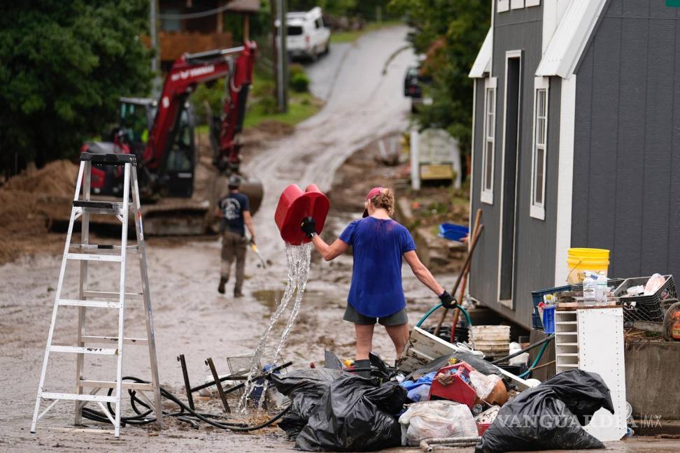 $!La gente limpia sus casas tras el paso del huracán Helen, el 1 de octubre de 2024, en Hot Springs, Carolina del Norte.