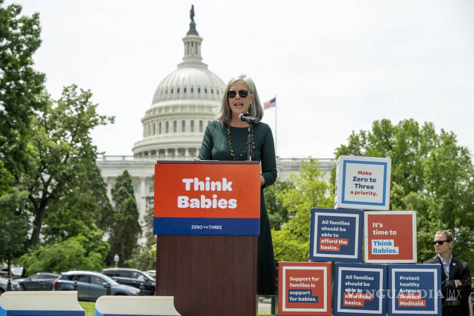 $!La representante demócrata Katherine Clark en el mitin “Truenos Paseantes” en el Capitolio para presionar a los legisladores a promulgar políticas que fomenten la seguridad económica y un desarrollo saludable para todos los bebés.