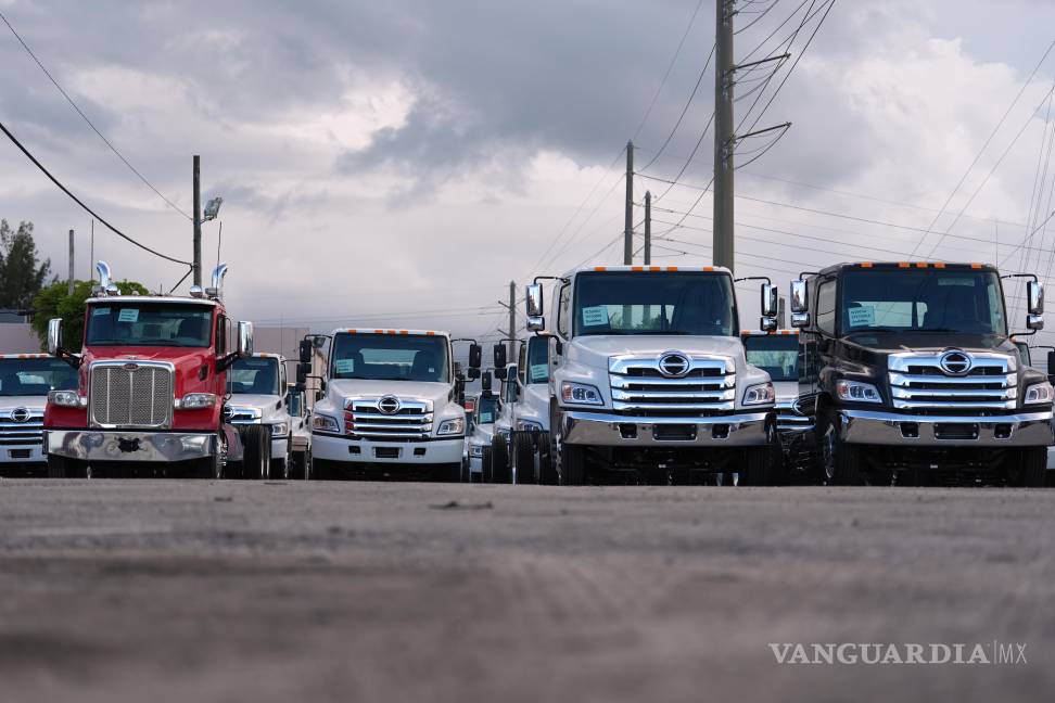 $!Trump anunció que impondrá aranceles del 25% a los camiones.