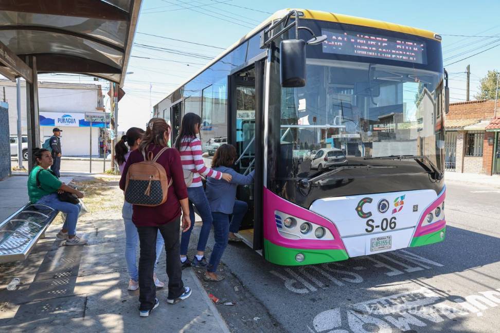 $!El servicio gratuito de transporte mantiene ocupación superior al 90 %, y más de 50 mil personas ya cuentan con tarjeta; la meta es alcanzar 100 mil en los primeros tres meses.