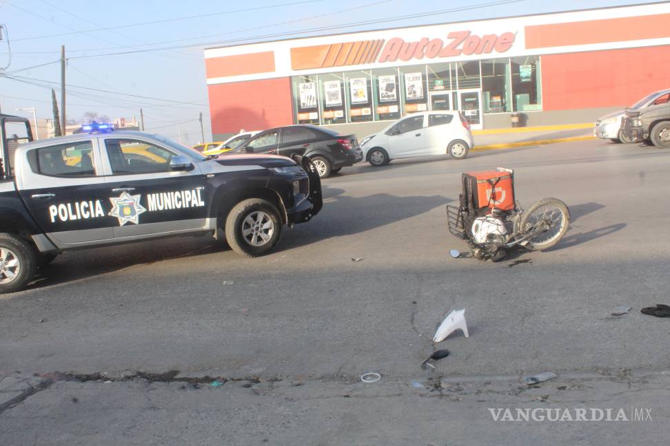Camioneta derriba a repartidor de comida en Saltillo