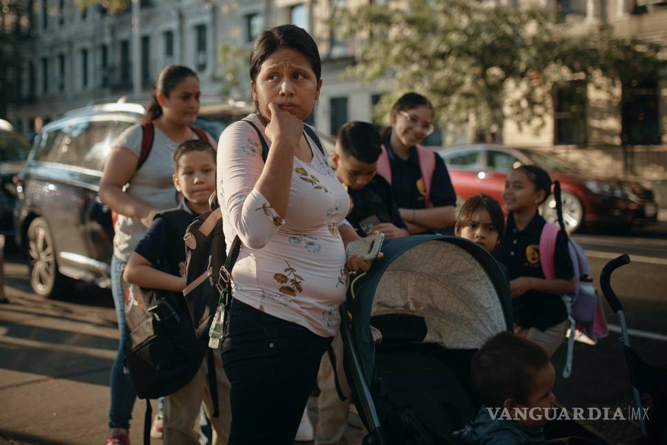$!Kimberly Carchipulla mira hacia la escuela de su hijo Damien en Nueva York. Damien asiste a su primer día de clases; su familia emigró de Ecuador en junio.