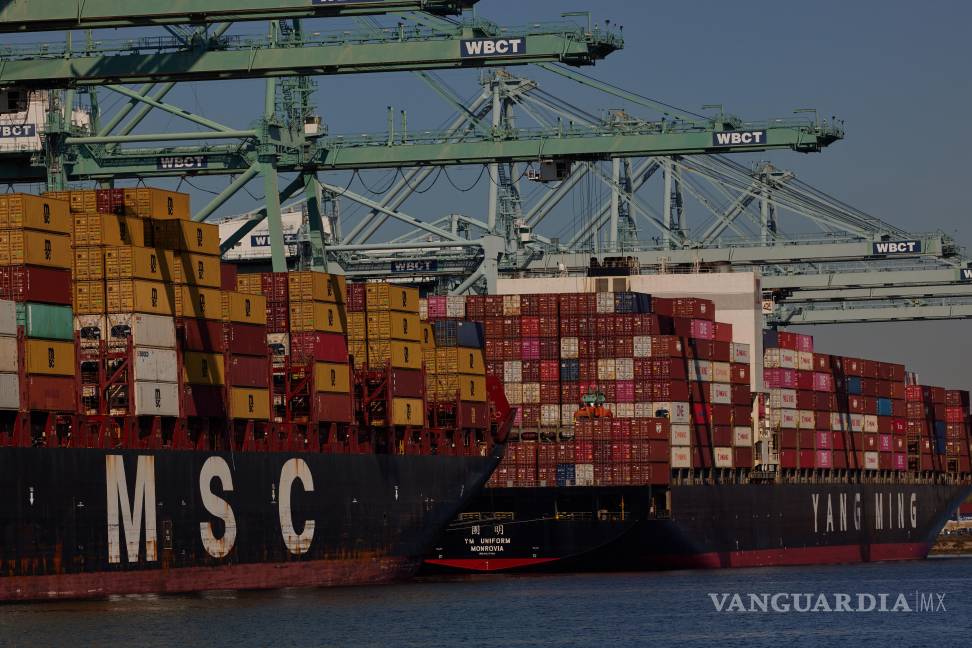 $!Un buque portacontenedores en el Puerto de Los Ángeles. Los cuellos de botella en la producción siguen siendo poco comprendidos.