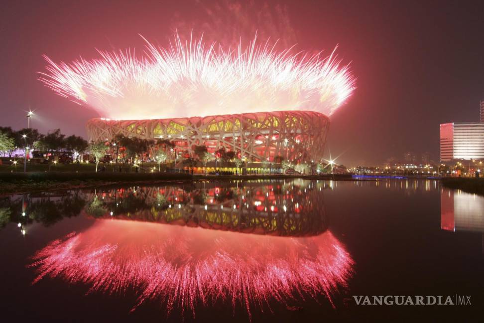 $!Fuegos artificiales sobre el Estadio Nacional durante la ceremonia de apertura de los Juegos Olímpicos de Beijing 2008 en Beijing. AP/Bullit Marquez