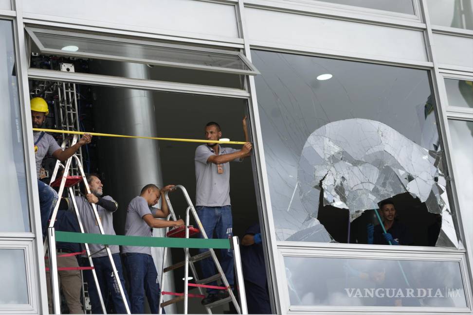 $!Los trabajadores miden las ventanas del Palacio de Planalto, la oficina del presidente, el día después de que los partidarios de Jair Bolsonaro lo asaltaran.
