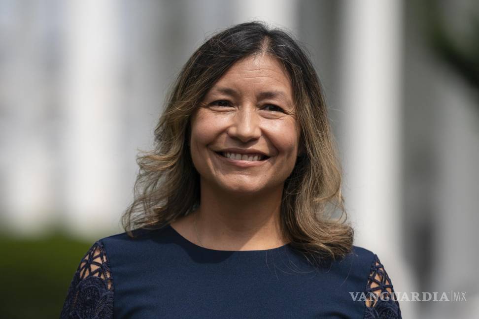 $!La directora de Asuntos Intergubernamentales de la Casa Blanca, Julie Rodriguez, sonríe afuera de la Casa Blanca en Washington.
