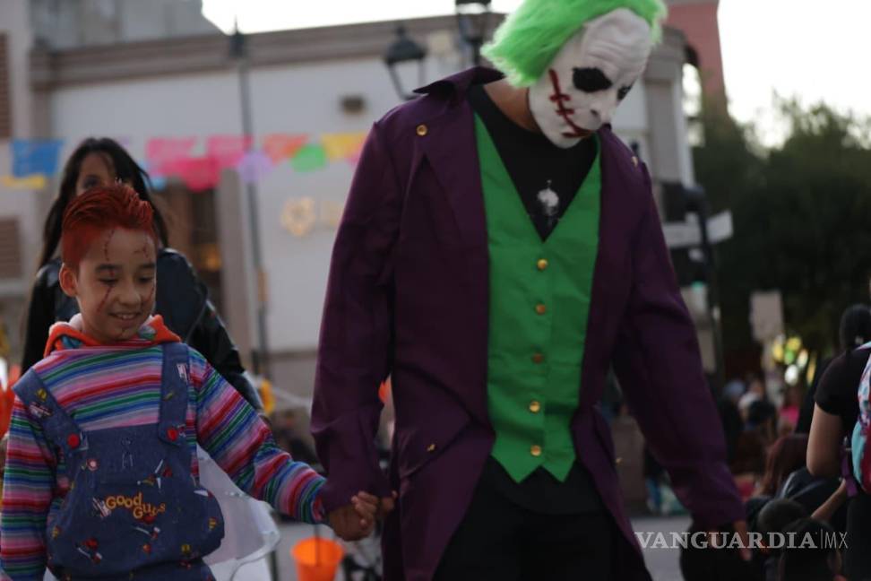 $!Niños disfrazados de héroes, villanos y criaturas fantásticas tomaron las calles del centro.