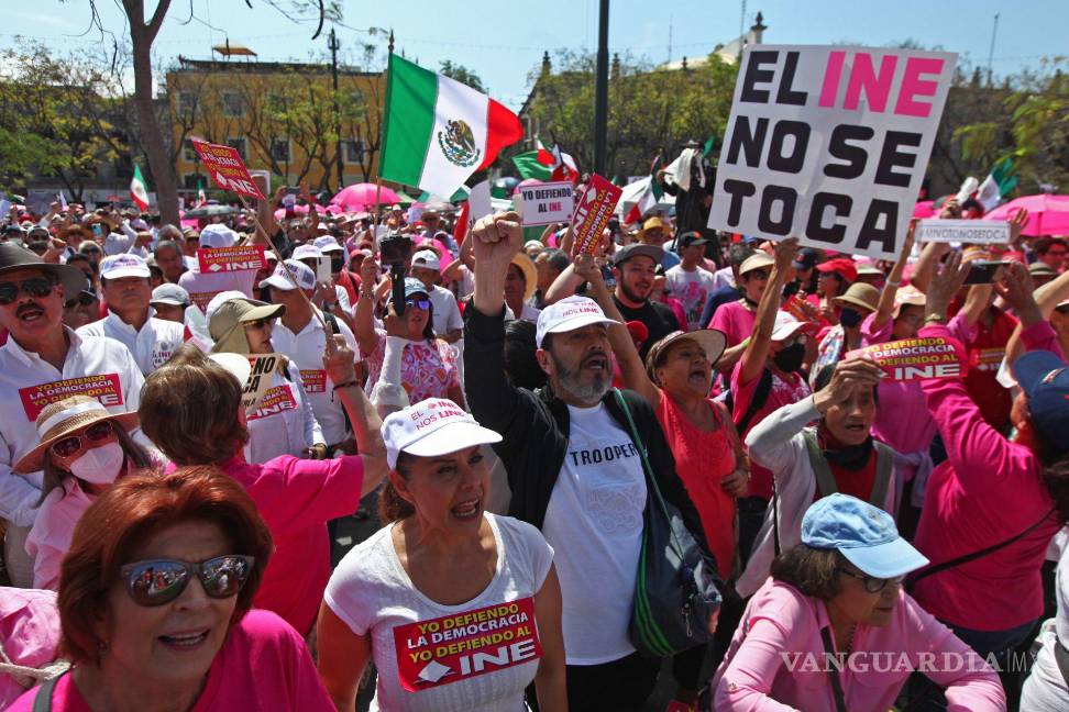 Así toman las calles y plazas miles de mexicanos para defender al INE (Fotos)