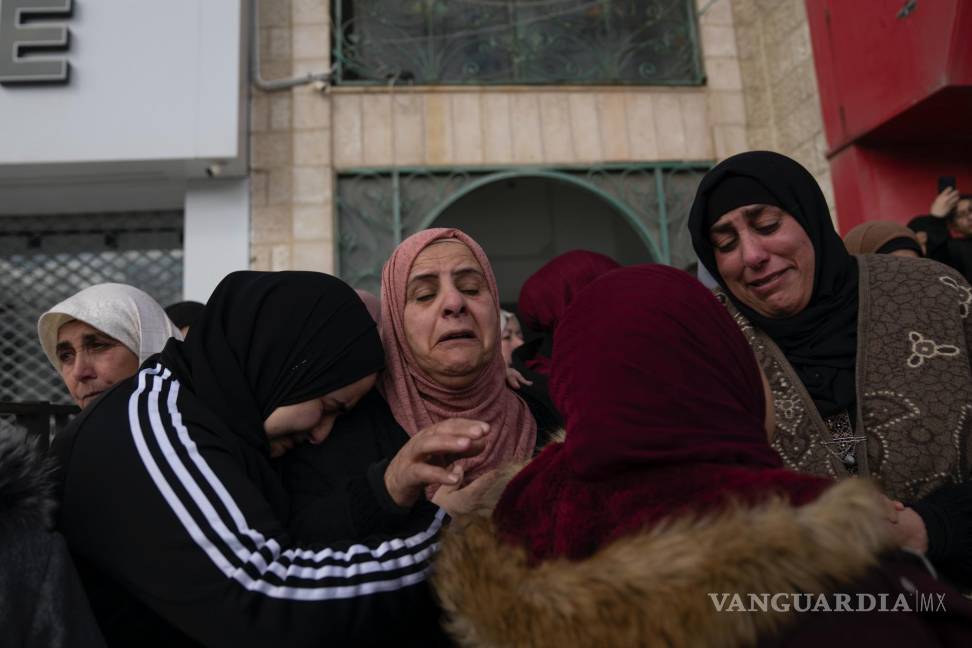 $!Palestinas lloran luego de ver por última vez el cuerpo de Suleiman Kanan, de 17 años, durante su funeral en Bir Zeit, Cisjordania, el lunes 15 de enero de 2024.