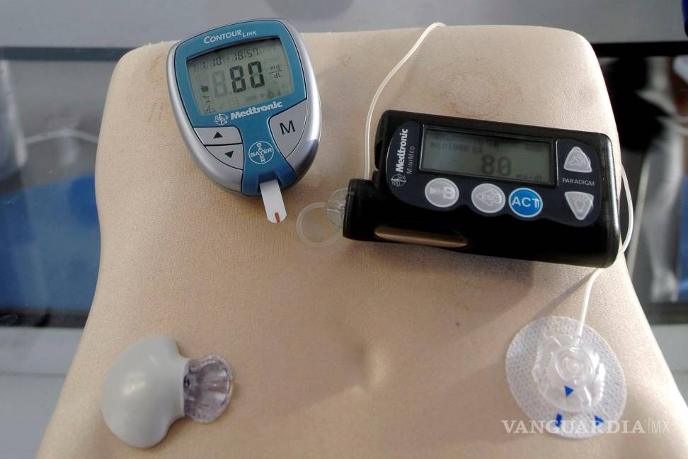 $!Sistema inalámbrico de los valores de glucosa, con un medidor (i) y una bomba de insulina (d). EFE/Nacho Gallego