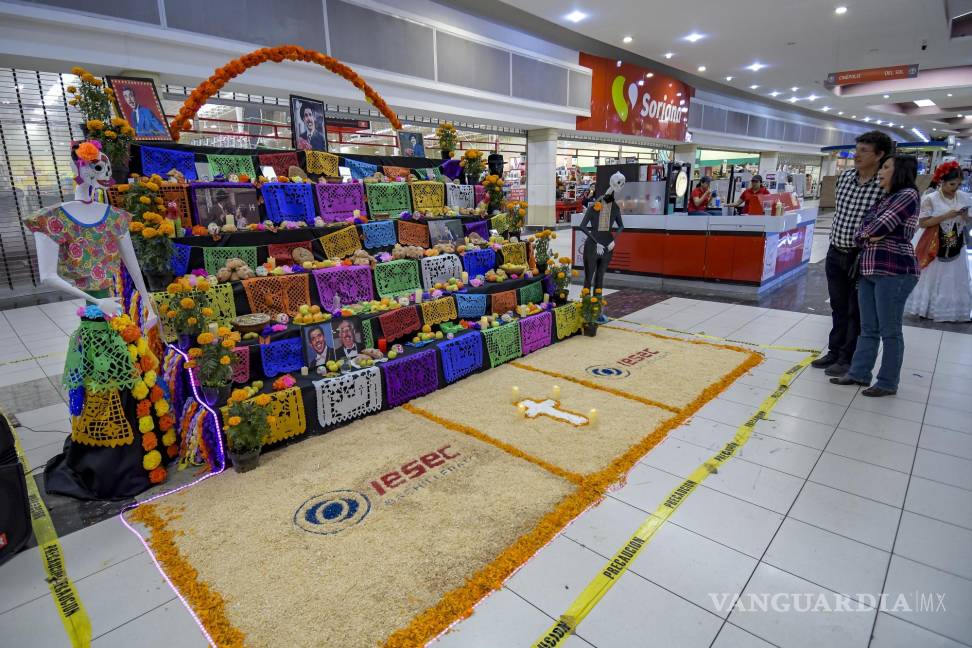 $!Altar de muertos en honor a Rubén Aguirre, decorado con objetos personales del actor y tradicionales flores de cempasúchil en Plaza Patio, Saltillo.