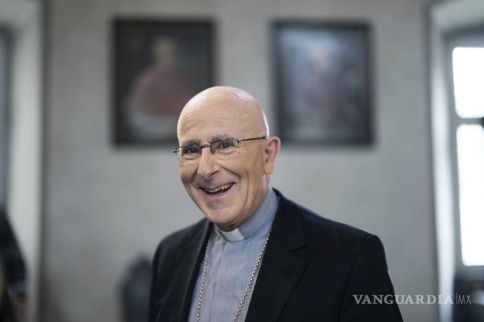 $!El obispo suizo Joseph Bonnemain sonríe durante una conferencia de prensa el martes 5 de abril de 2022, en Chur, Suiza. (Gian Ehrenzeller/Keystone vía AP)