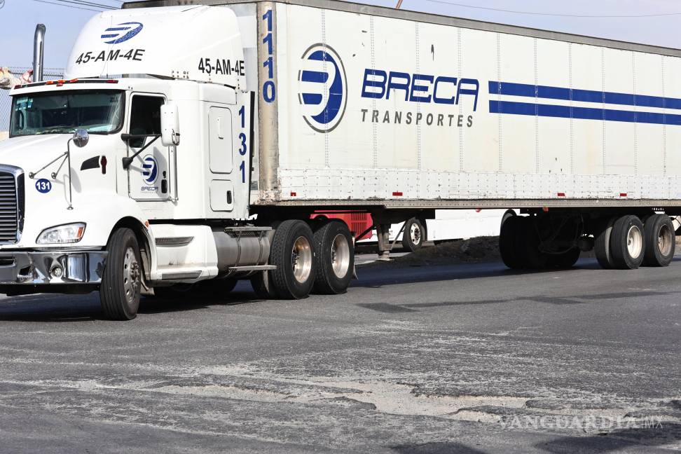 $!Los automovilistas deben reducir la velocidad y esquivar baches para evitar daños a sus vehículos.
