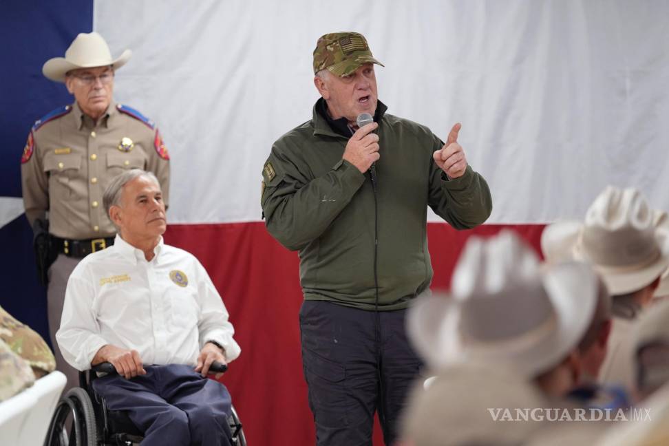 $!El nuevo jefe de la frontera estadounidense, Tom Homan (d) y el gobernador de Texas, Greg Abbott (i) en Eagle Pass, Texas.