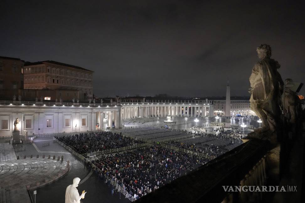 $!Fieles asisten al rezo del rosario por la salud del papa Francisco, en la Plaza de San Pedro del Vaticano, el 24 de febrero de 2025.