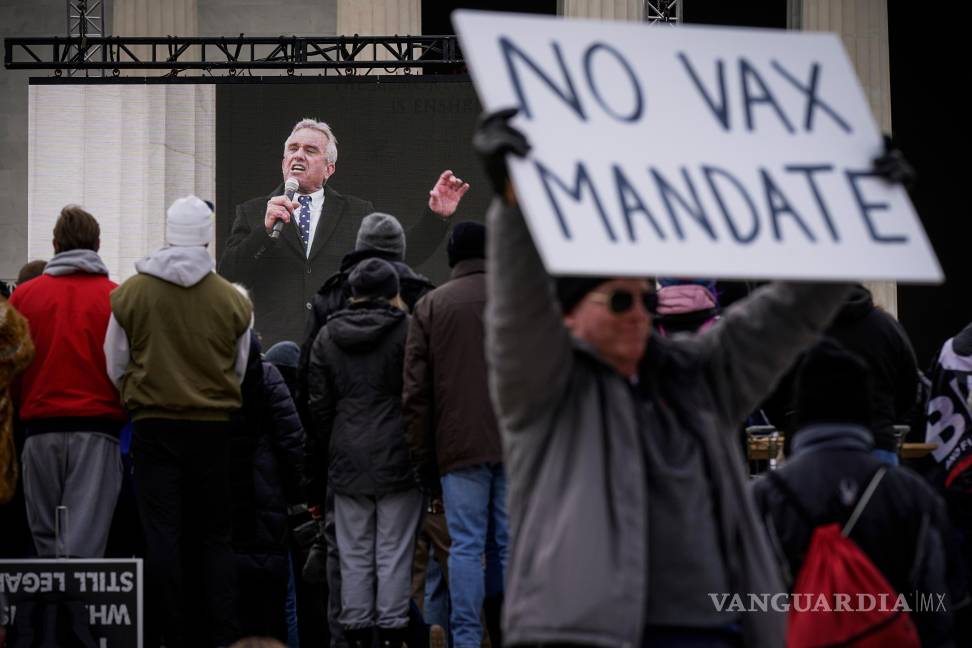 $!Robert F. Kennedy Jr. en una pantalla en una manifestación contra las vacunas frente al Monumento a Lincoln en Washington, el domingo 23 de enero de 2022.