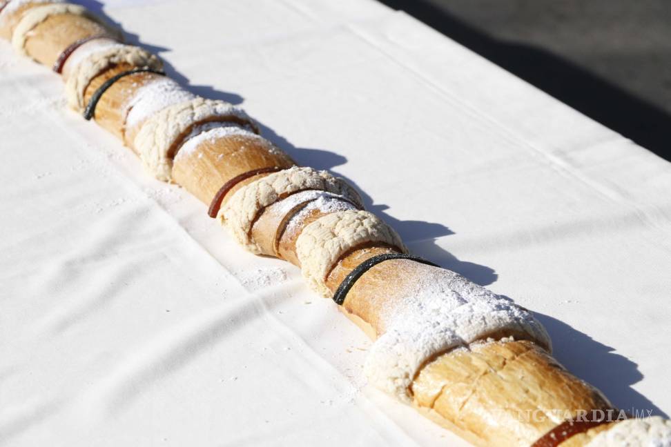 $!Saltillo rompe Récord Guinness al elaborar la Rosca de Reyes más grande del mundo